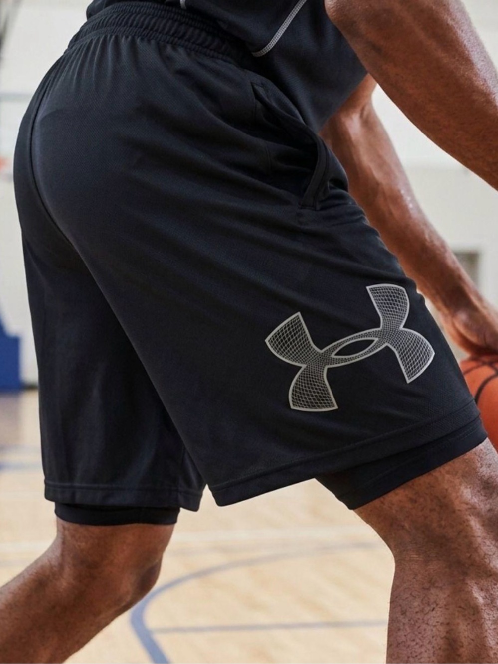 Under Armour Black Men’s Athletic Training Shorts with Reflective Logo size 2XL